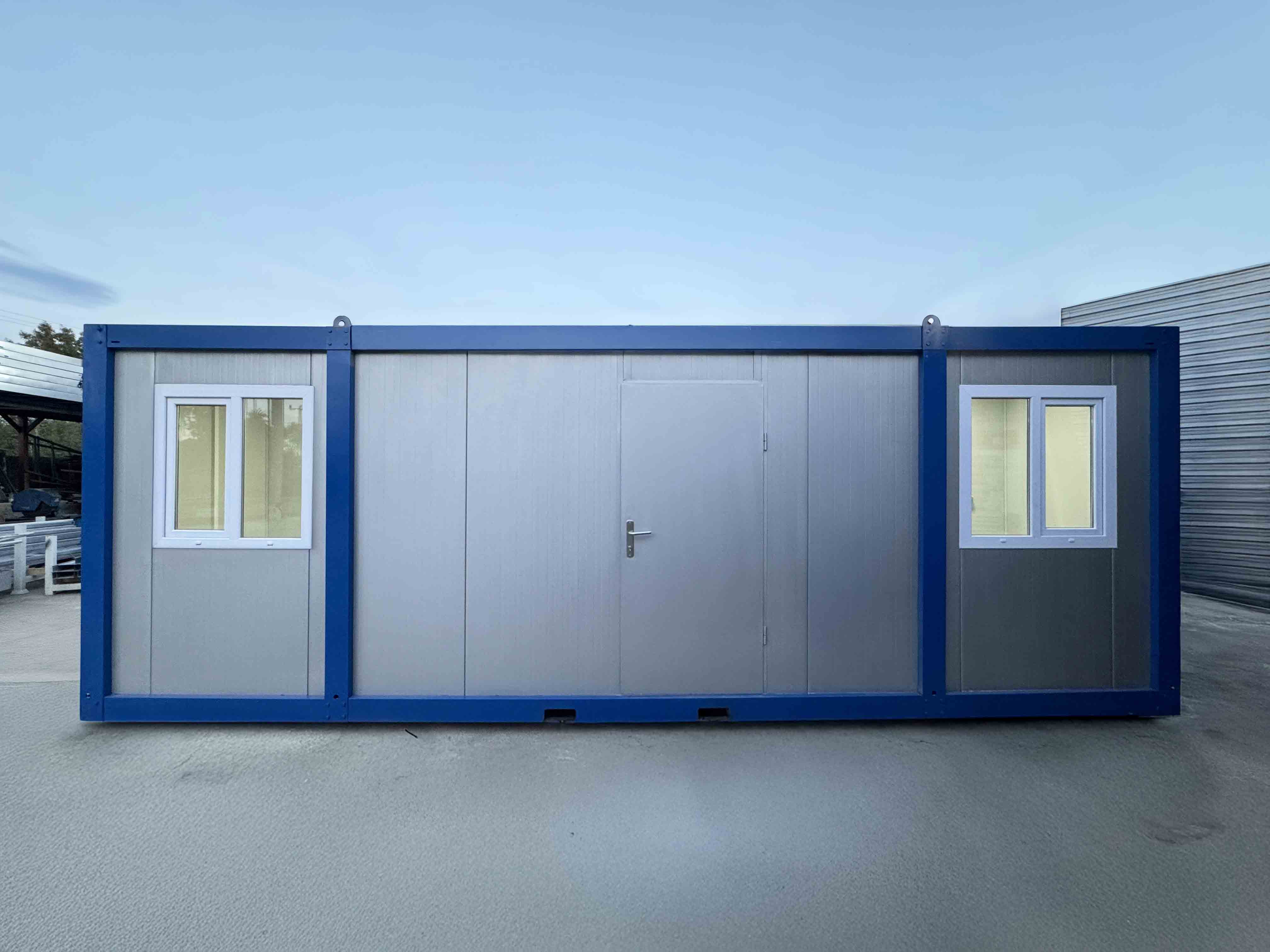 Wohncontainer zum fairen Preis: 240cm x 600cm Bürocontainer & Individuelle Lösungen
